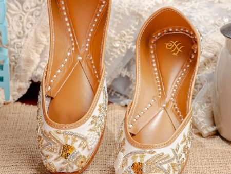 House of Pataudi Women Embellished Embroidered Mojaris Flats Fashion