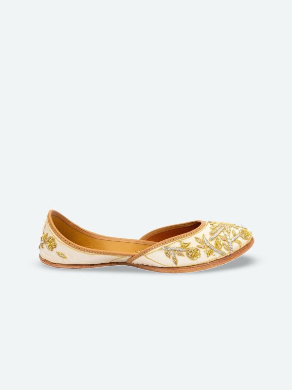 House of Pataudi Women Embellished Embroidered Mojaris Flats Fashion