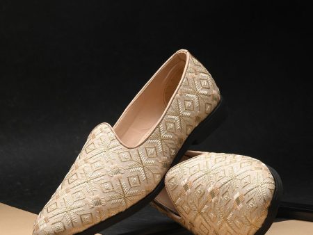 House of Pataudi Men Embroidered Round Toe Lightweight Mojaris Fashion